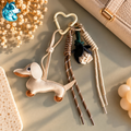 Bijou de sac teckel beige avec cordons et grigri – FLAIRE