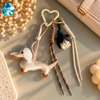 Bijou de sac teckel beige avec cordons et grigri – FLAIRE