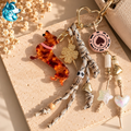 Bijou de sac teckel effet écaille avec charms, grigris et cordons tressés – FLAIRE