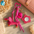 Bijou de sac teckel fuchsia avec cœur, miroir fleur, cordons et grigris – FLAIRE
