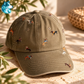 Casquette kaki en coton avec teckels multicolores brodés – FLAIRE