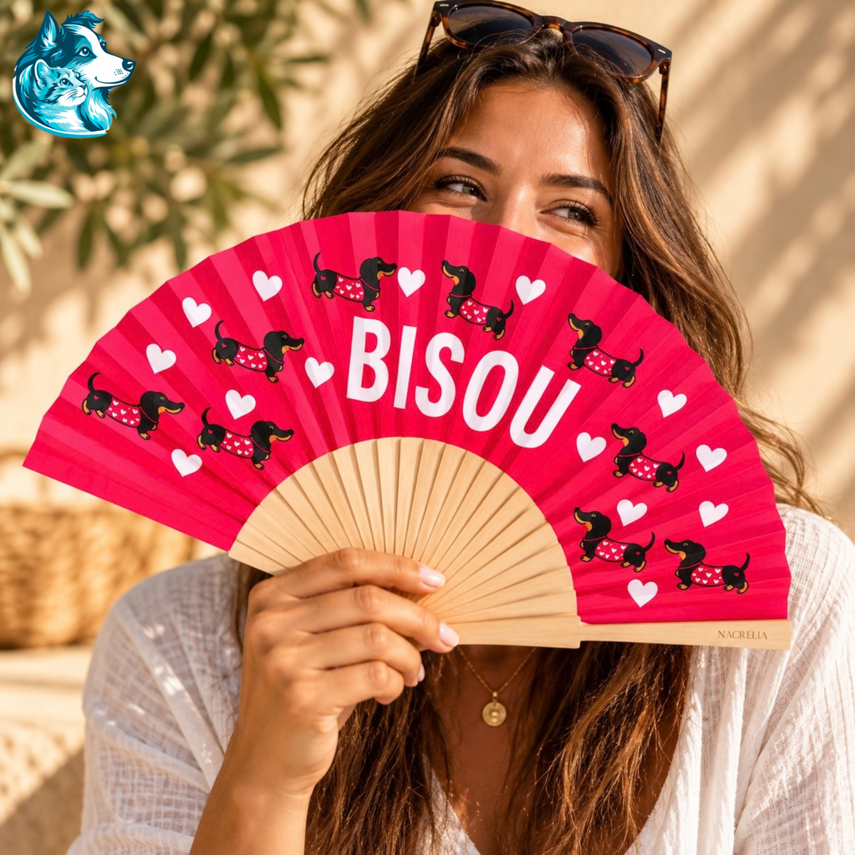 Éventail BISOU rose à motif teckels tenu à la main – FLAIRE